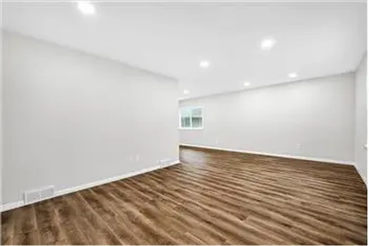 $900 : Rental property with 2 bedro image 2