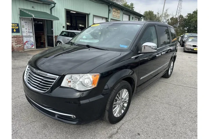 $8900 : 2015 Town and Country Touring image 1