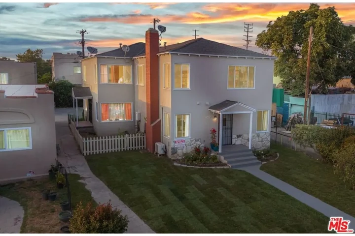 $4250 : Beautiful front unit image 1