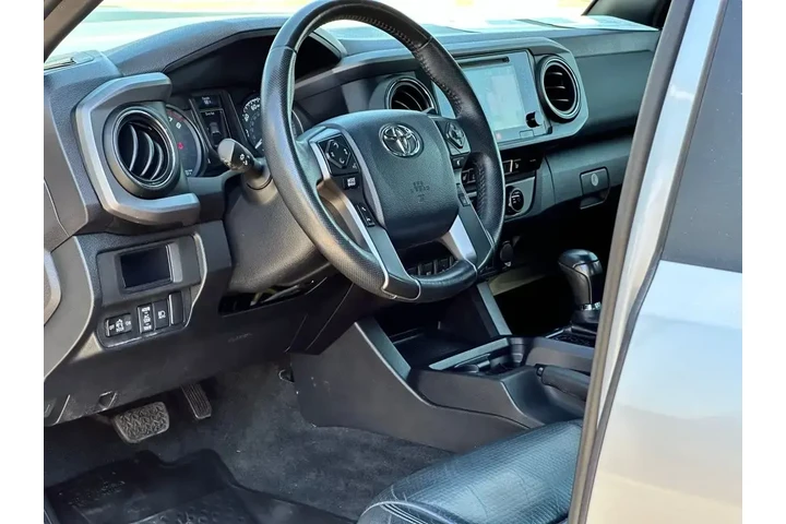 $30489 : Toyota Tacoma 2018 4x4 TRD S image 9