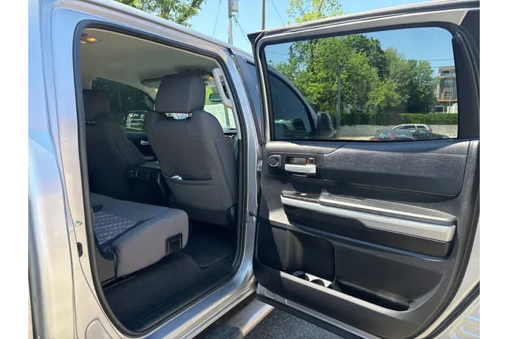 $28499 : 2018 Tundra SR5 image 10