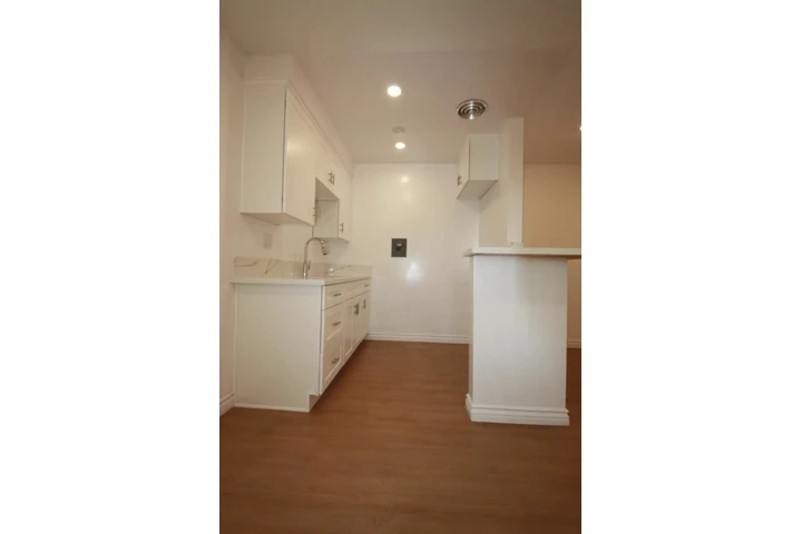 $1600 : 1 bedroom unit in W Adams Blvd image 5
