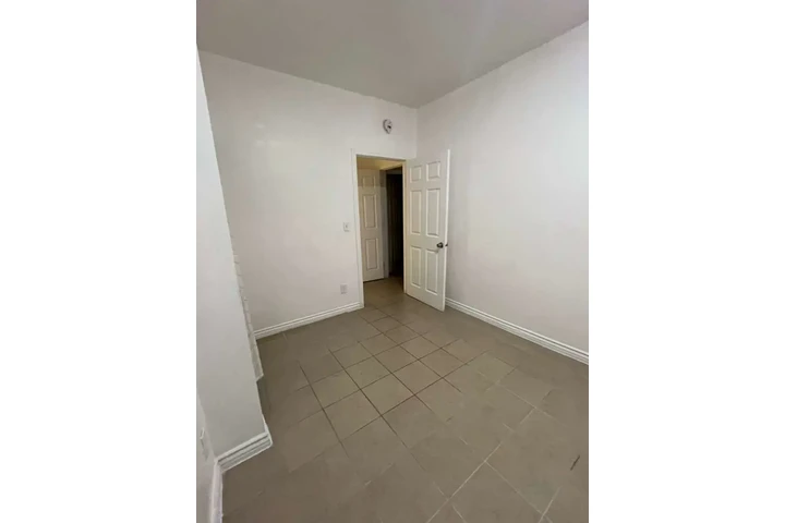 $1150 : Rento cuarto image 4