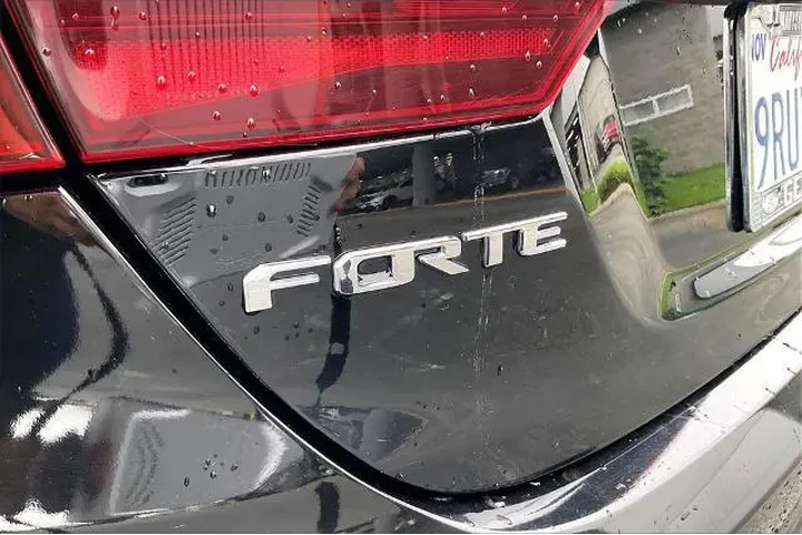 $10995 : Kia Forte 2020 LXS 4dr Sedan image 8