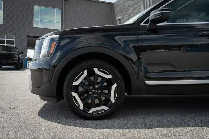 $38744 : Kia Telluride 2025 S 4dr SUV image 4