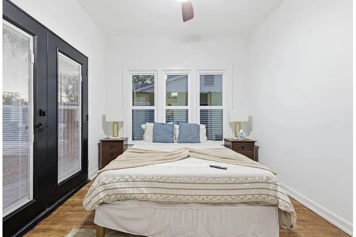 $700 : 2BA charming updated home image 2