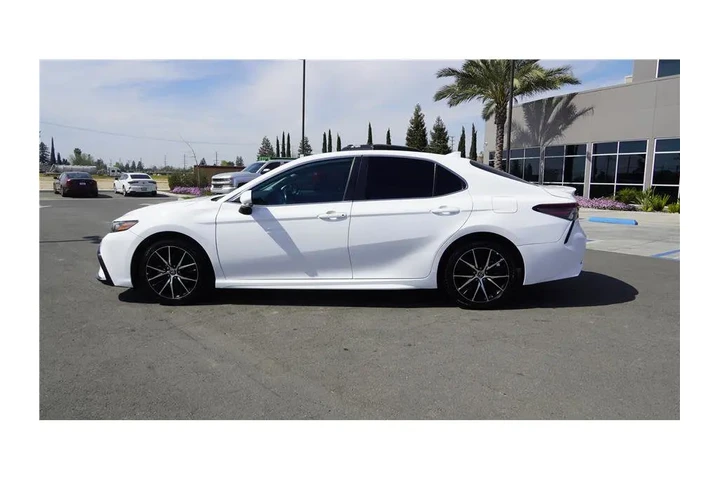 $27984 : 2022 Camry SE Sedan 4D image 9