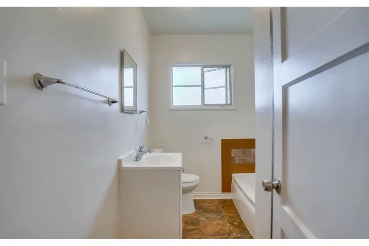 $1985 : 2 Bed apartment in Koreatown image 8