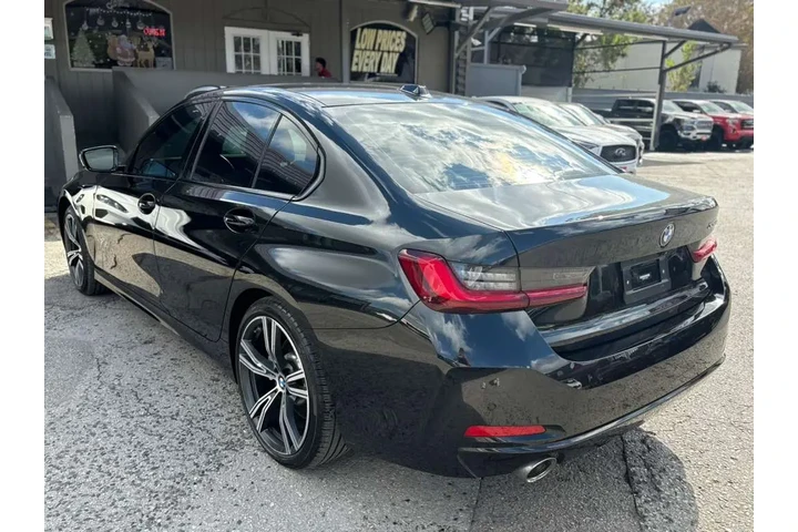 2023 BMW 3-Series 330i image 3