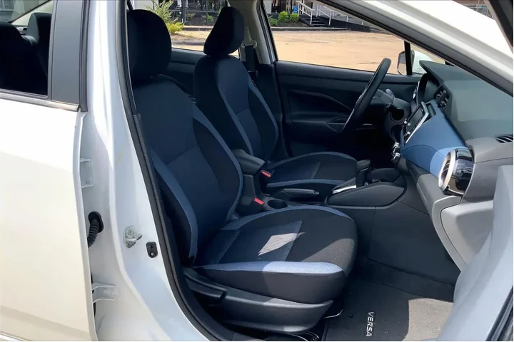 $20567 : Nissan Versa 2025 SV 4dr Sed image 9