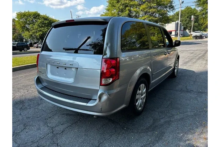 2017 Grand Caravan SE image 2
