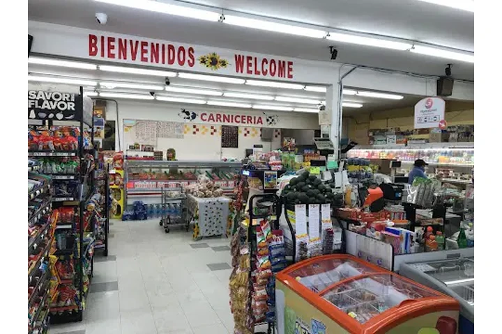 SE SOLICITA CAJERA image 4