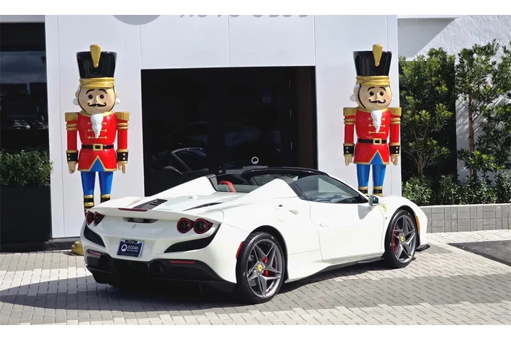 $499995 : Ferrari F8 Spider Base image 8