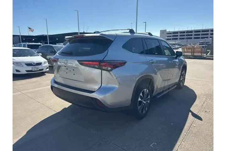 $37655 : Toyota Highlander 2024 LE 4d image 4