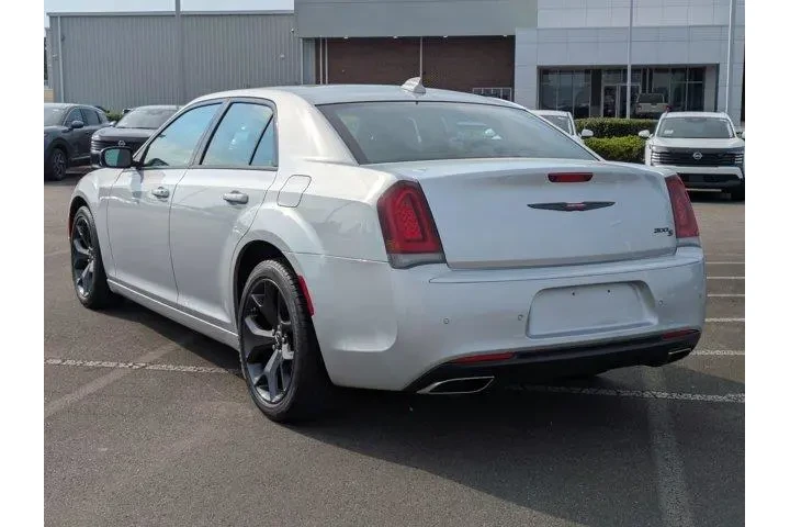 $28450 : Chrysler 300 2023 S V6 4dr S image 8