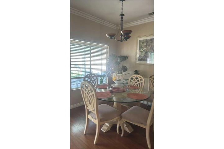 $1000 : Cuarto De Renta Corona image 3