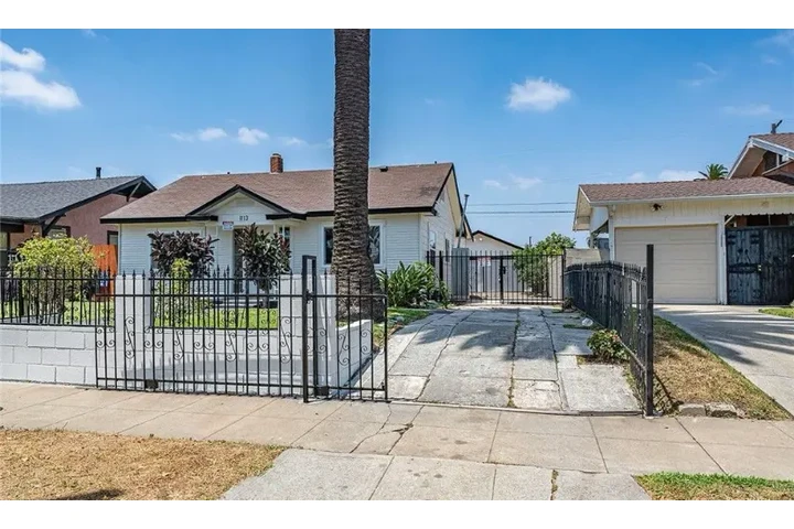 $699900 : 3Bed Available for sale in LA image 2