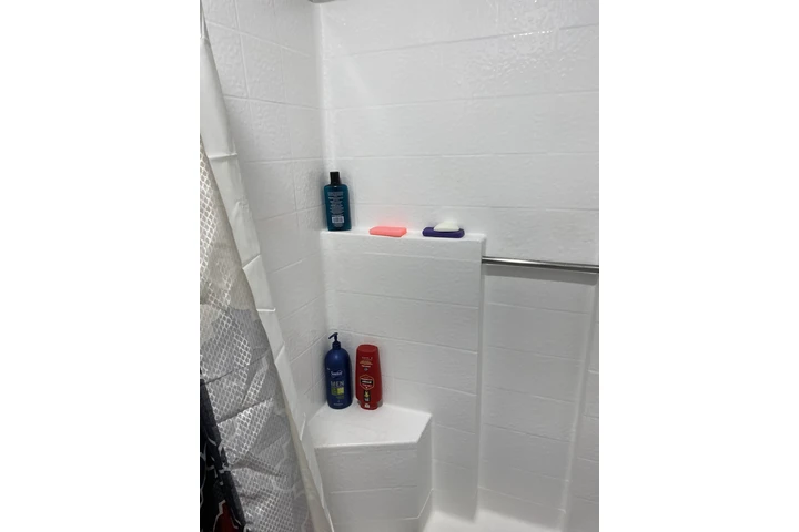 $1250 : Cuarto independiente con baño image 3