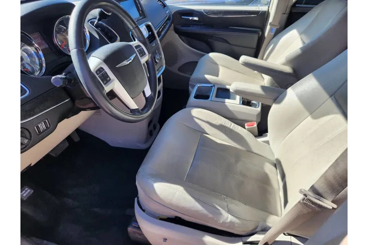 $7995 : 2014 Town and Country image 4