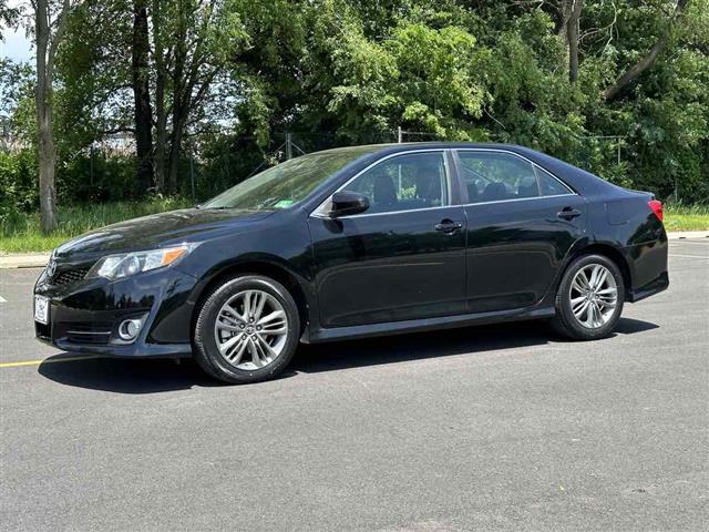 2014 Camry SE image 4