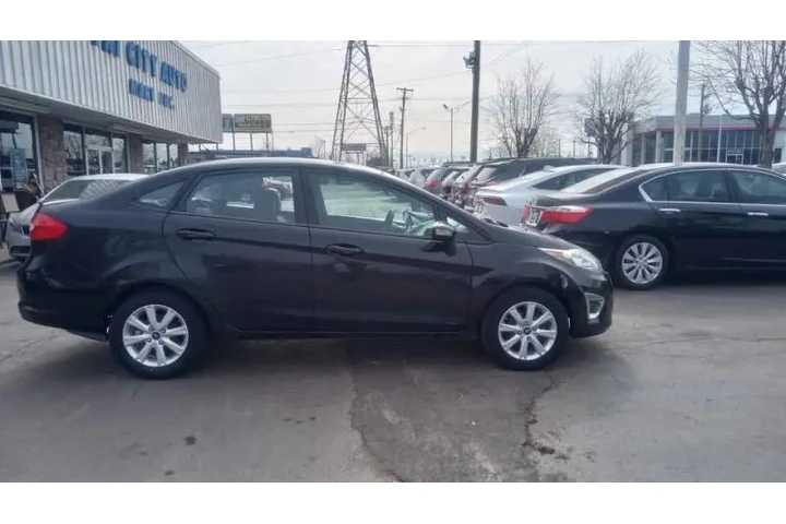 $6500 : 2013 Fiesta SE image 1