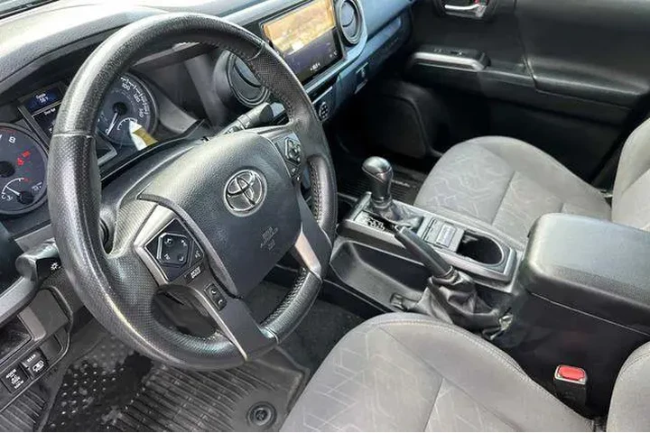 $30899 : Toyota Tacoma 2017 4x4 TRD O image 4