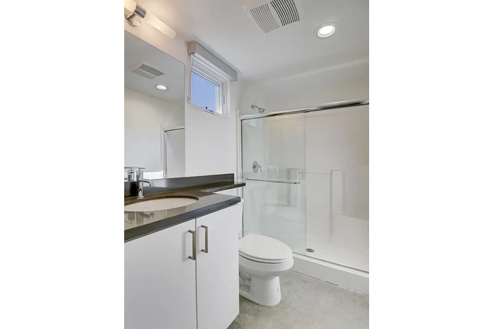 $700 : Renovated Single Family Home image 5