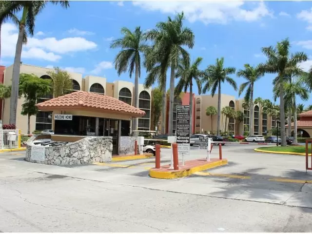 $2400 : North Miami Beaches$2300 image 2
