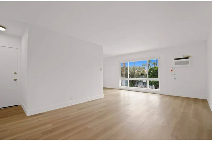 $1450 : 1Bed 1Bath Apt available in LA image 2