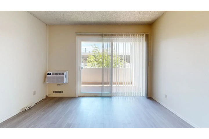$1000 : The Ray Apartments image 5