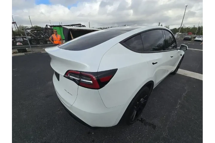 $27990 : Tesla Model Y 2023 AWD 4dr C image 4