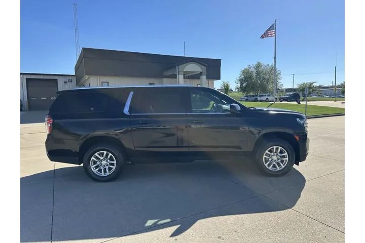 $30900 : 2023 Suburban LT image 7