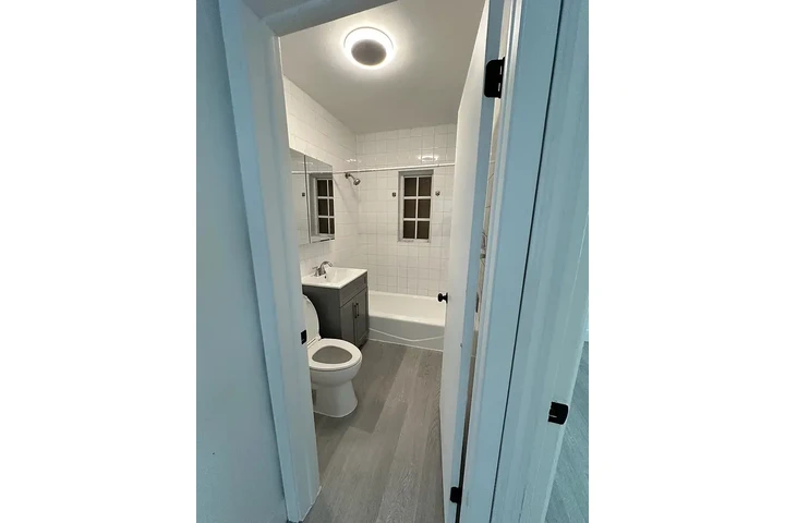$700 : Beautiful Home...Miami, FL image 5