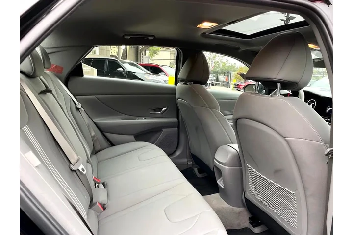 2024 Elantra SEL image 9