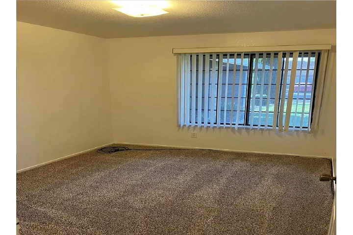 $1000 : charming 3 bedroom, 2bath image 3