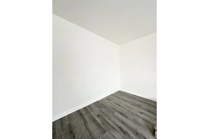 $2000 : Beautifully Renovated 2 Bedroo image 2