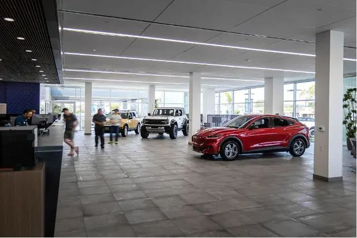 $38000 : INFINITI Q60 2022 Red Sport image 10