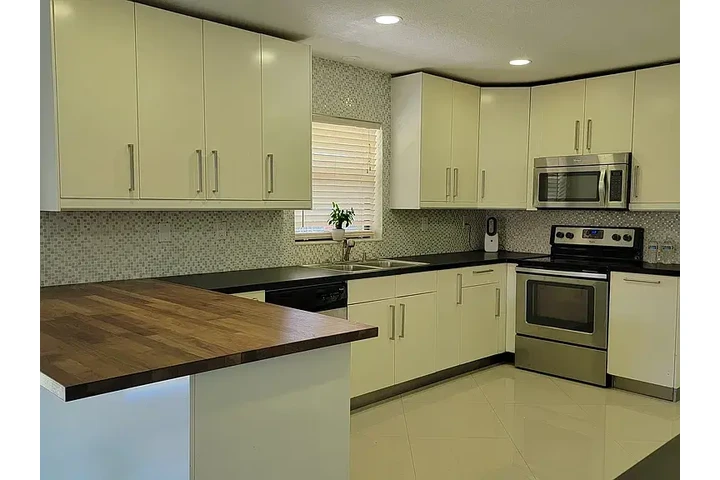 $2200 : Spacious 3-bedroom, 2-bath image 6