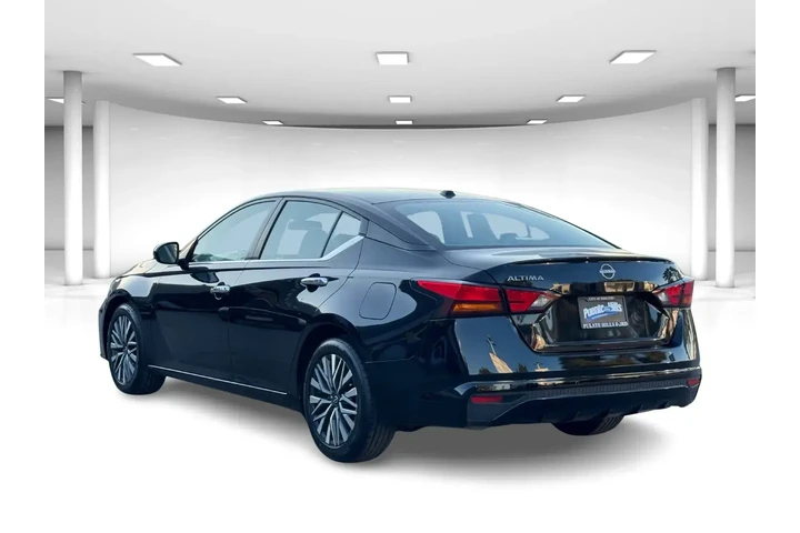 $16934 : Nissan Altima 2023 2.5 SV 4d image 3