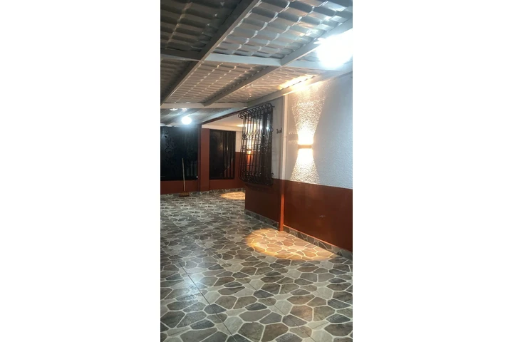 $5500000 : Casa Barrio La Flora image 4