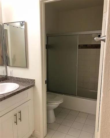 $1400 : 1 Bedroom unit in koreatown image 4