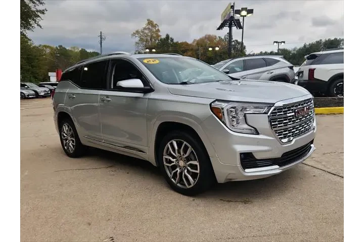 $28403 : GMC Terrain 2022 AWD Denali image 9