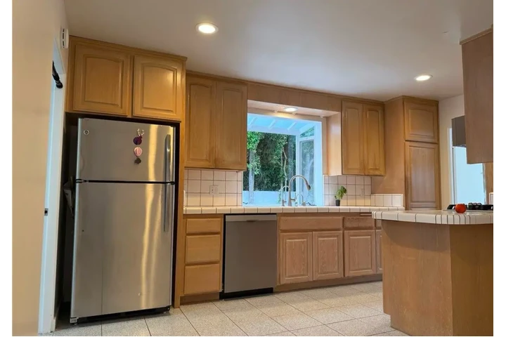 $2380 : 3 BED 2 BATH IN LOS ANGELES image 2