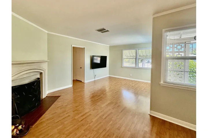 $1100 : Spacious Living 3 bedroom home image 3