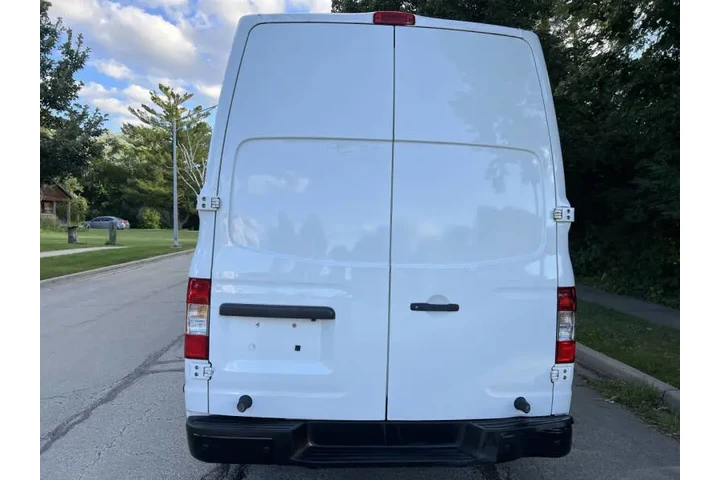 $16995 : 2017 NV 2500 HD S image 7