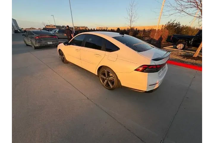 $27995 : Honda Accord Hybrid 2023 Spo image 3