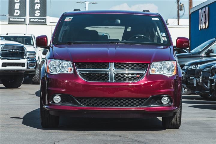 2019 Grand Caravan SXT image 2