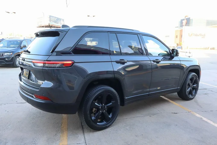$33287 : 2023 Grand Cherokee Altitude image 5