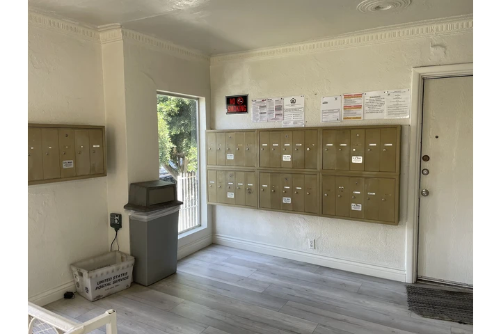 $1345 : SINGLE  FULLY RENOVATED APT image 7