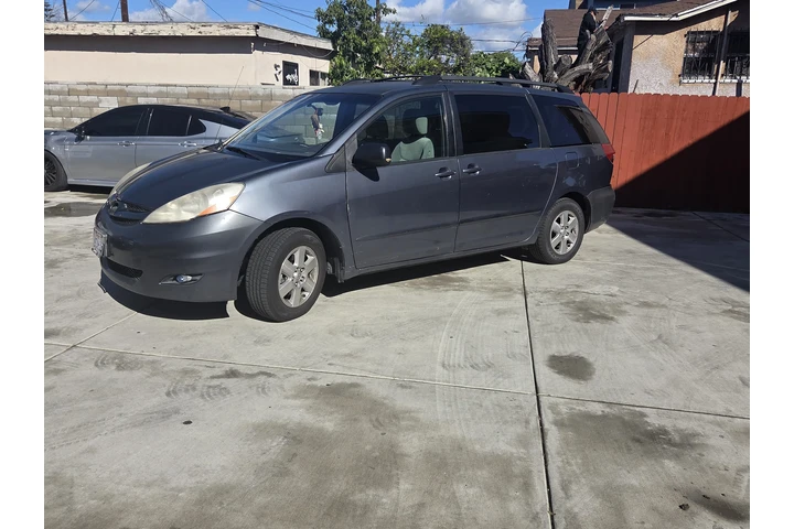 $8500 : Venta de una Toyota  sienna image 3
